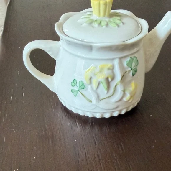 Belleek White Porcelain Miniature Tea Set with Green Shamrock Detail - Picture 7 of 8